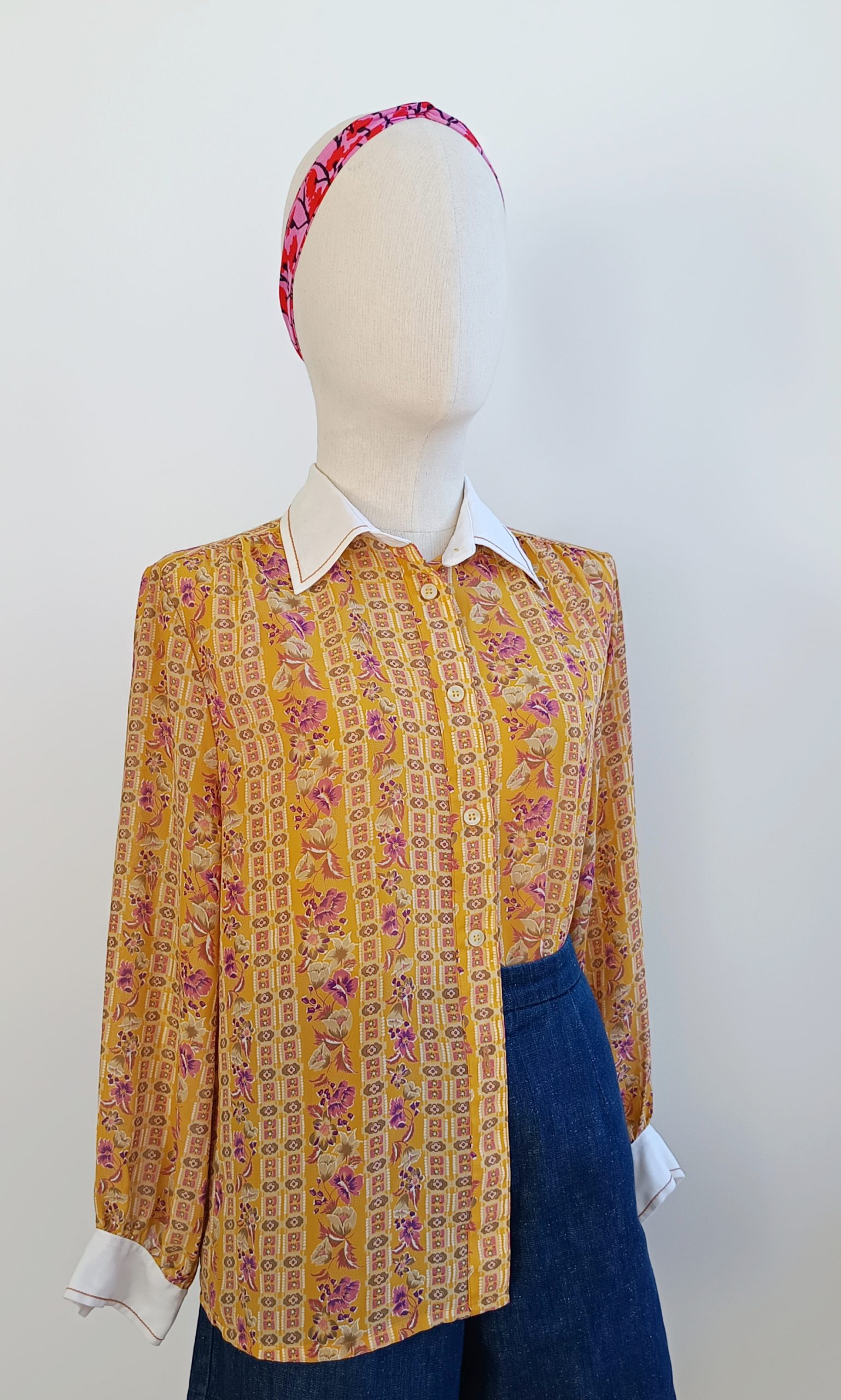 Camisa VINTAGE mostaza cuello blanco TALLA 36-38 - Imagen 2