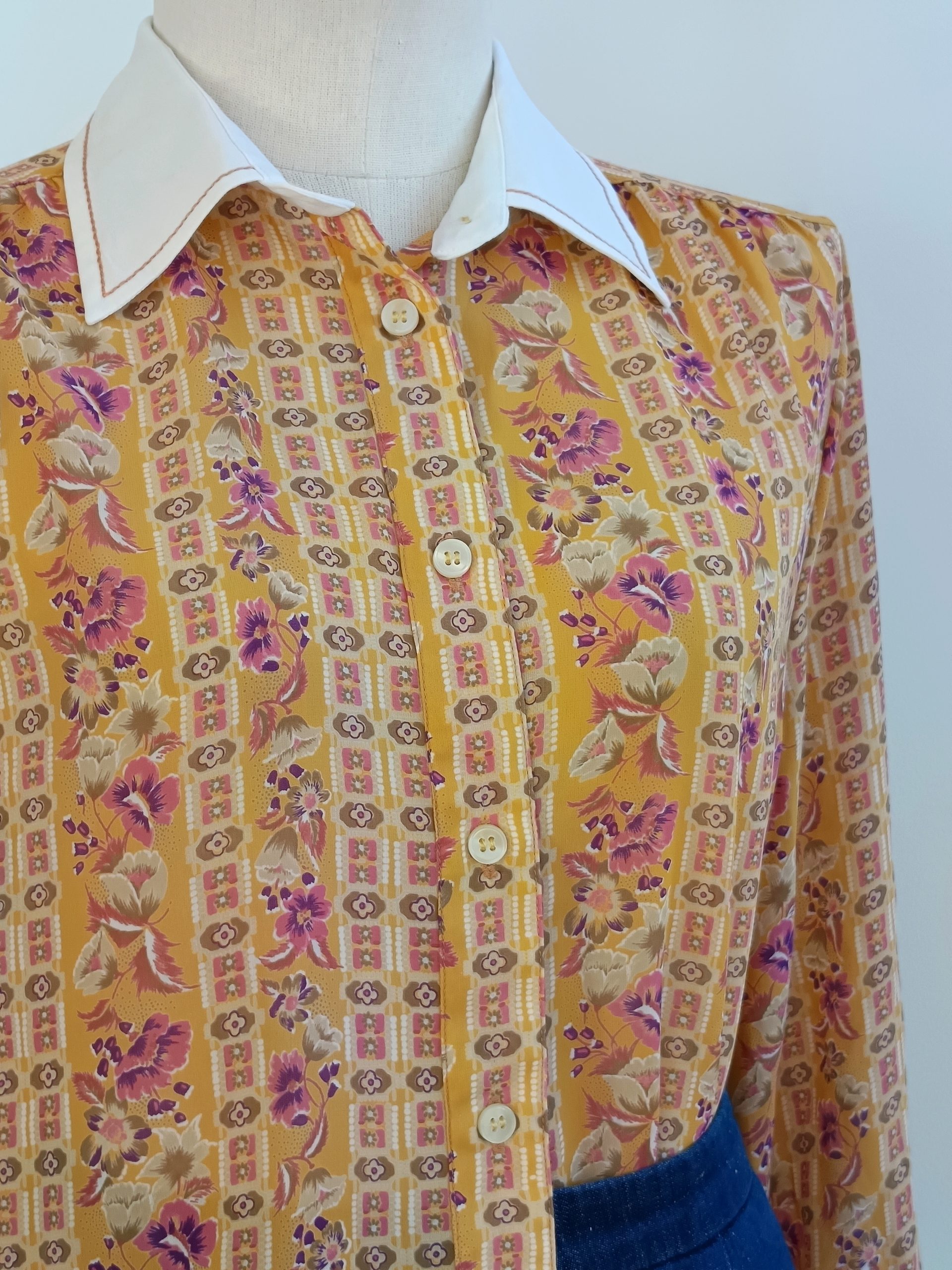 Camisa VINTAGE mostaza cuello blanco TALLA 36-38