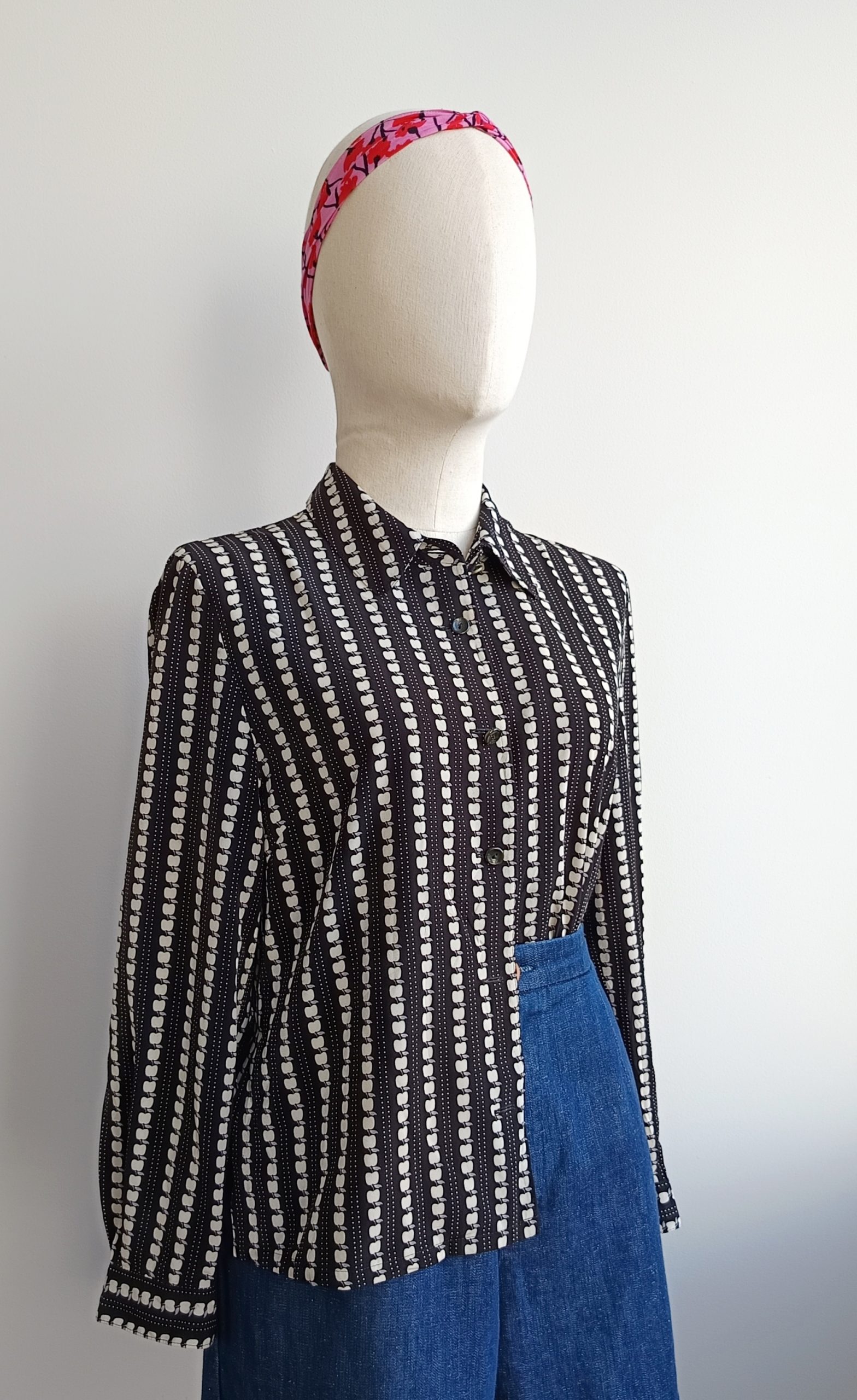 Camisa VINTAGE negra manzanas blancas TALLA 34 - Imagen 2