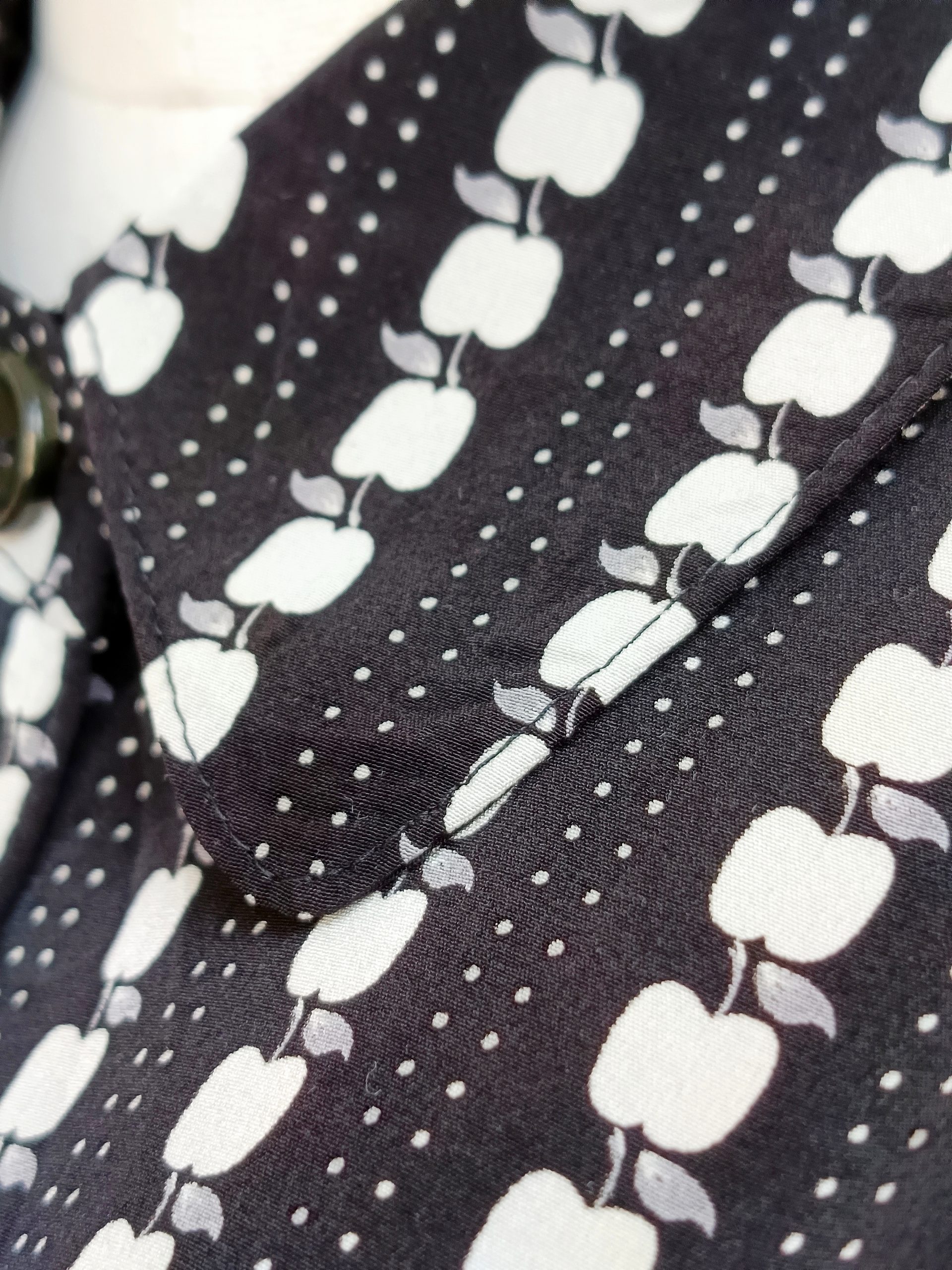 Camisa VINTAGE negra manzanas blancas TALLA 34 - Imagen 3