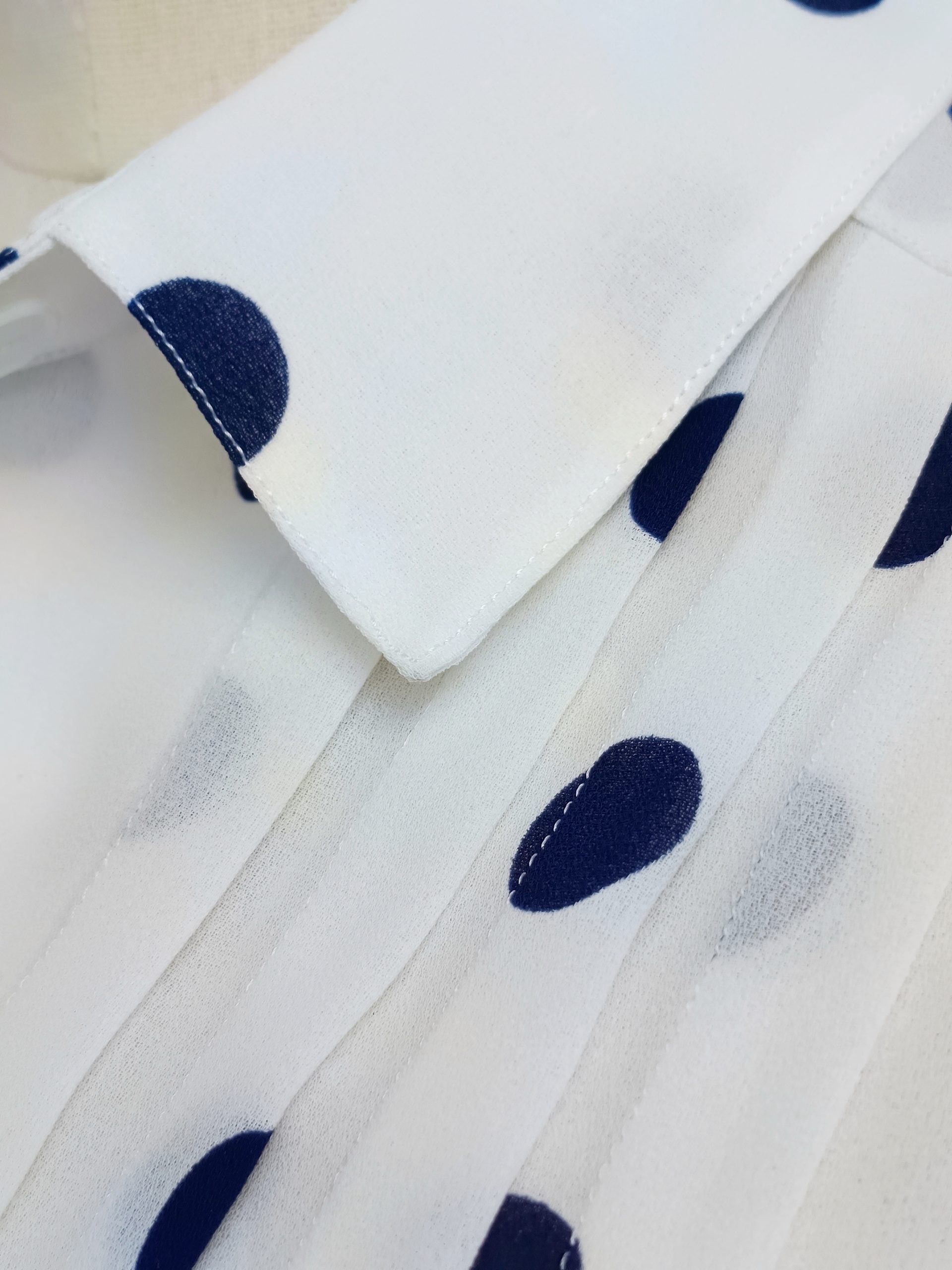 Camisa VINTAGE blanca lunares azules TALLA 34 - Imagen 3