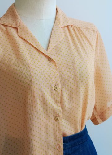 Camisa VINTAGE salmón lunarcitos verdes TALLA 44