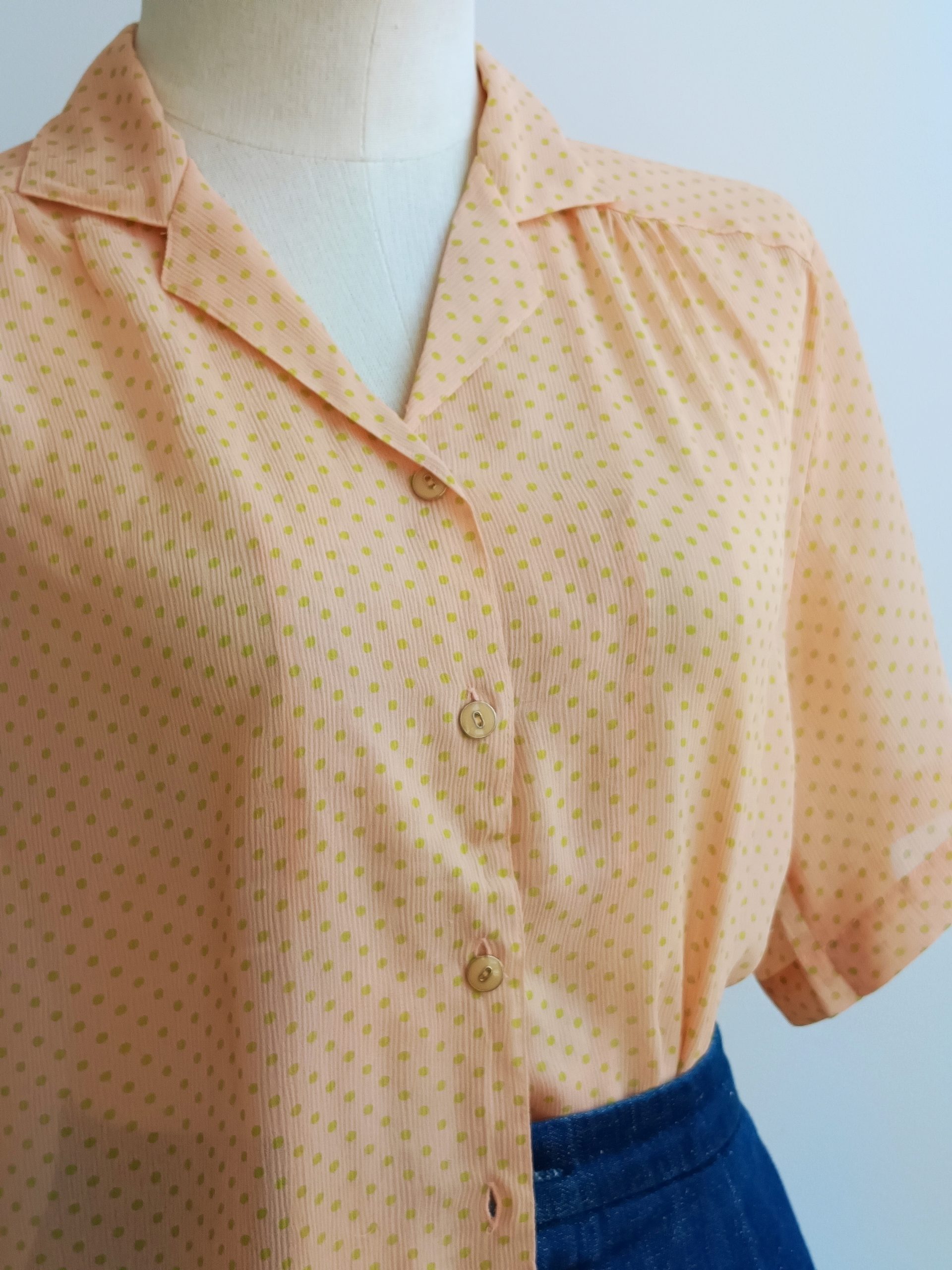 Camisa VINTAGE salmón lunarcitos verdes TALLA 44