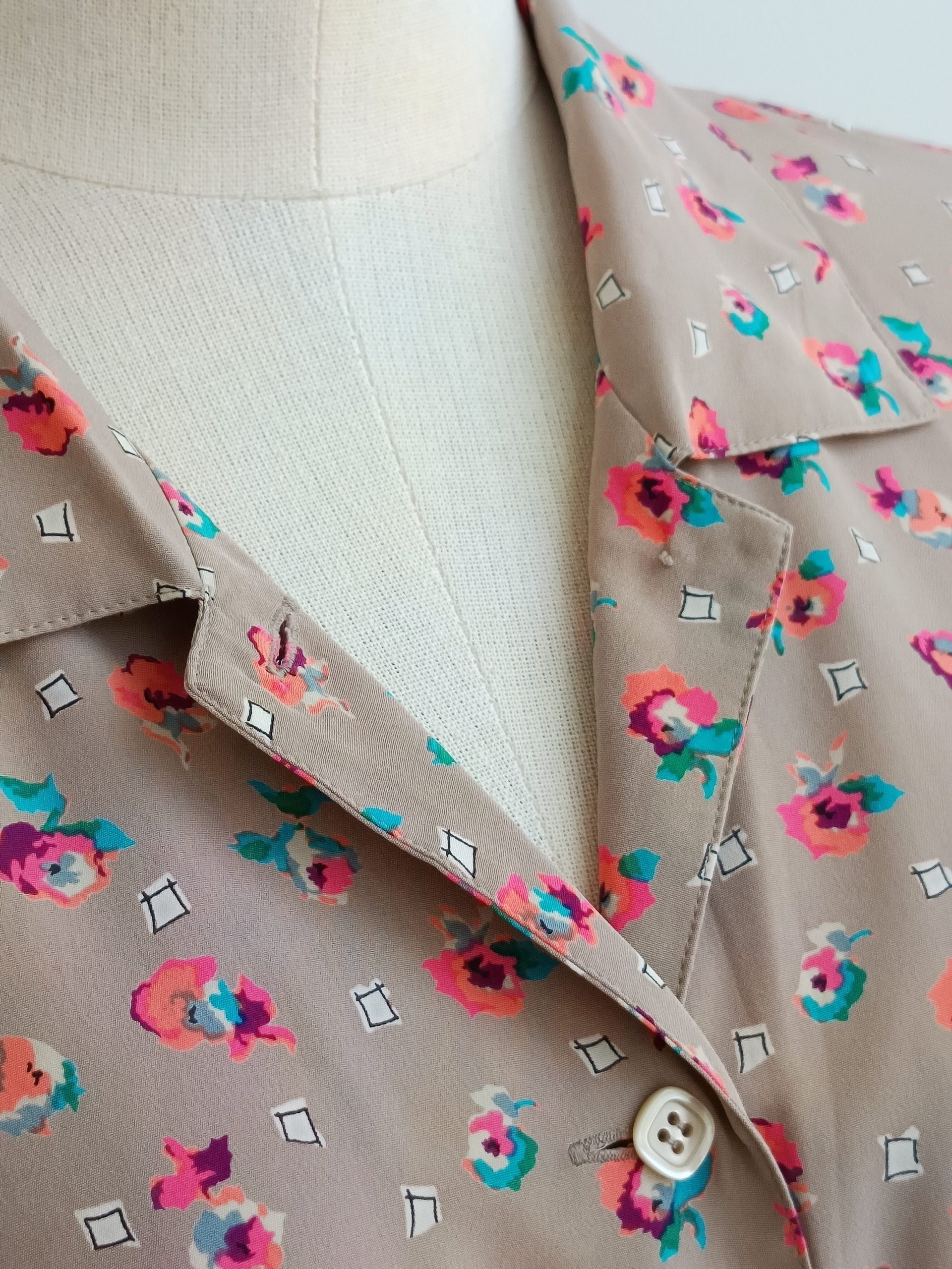 Camisa VINTAGE beige flor coral TALLA 42-44 - Imagen 2