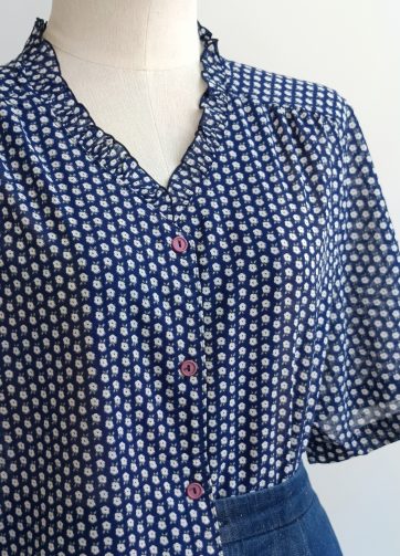 Camisa VINTAGE azul florecita blanca TALLA 42-44