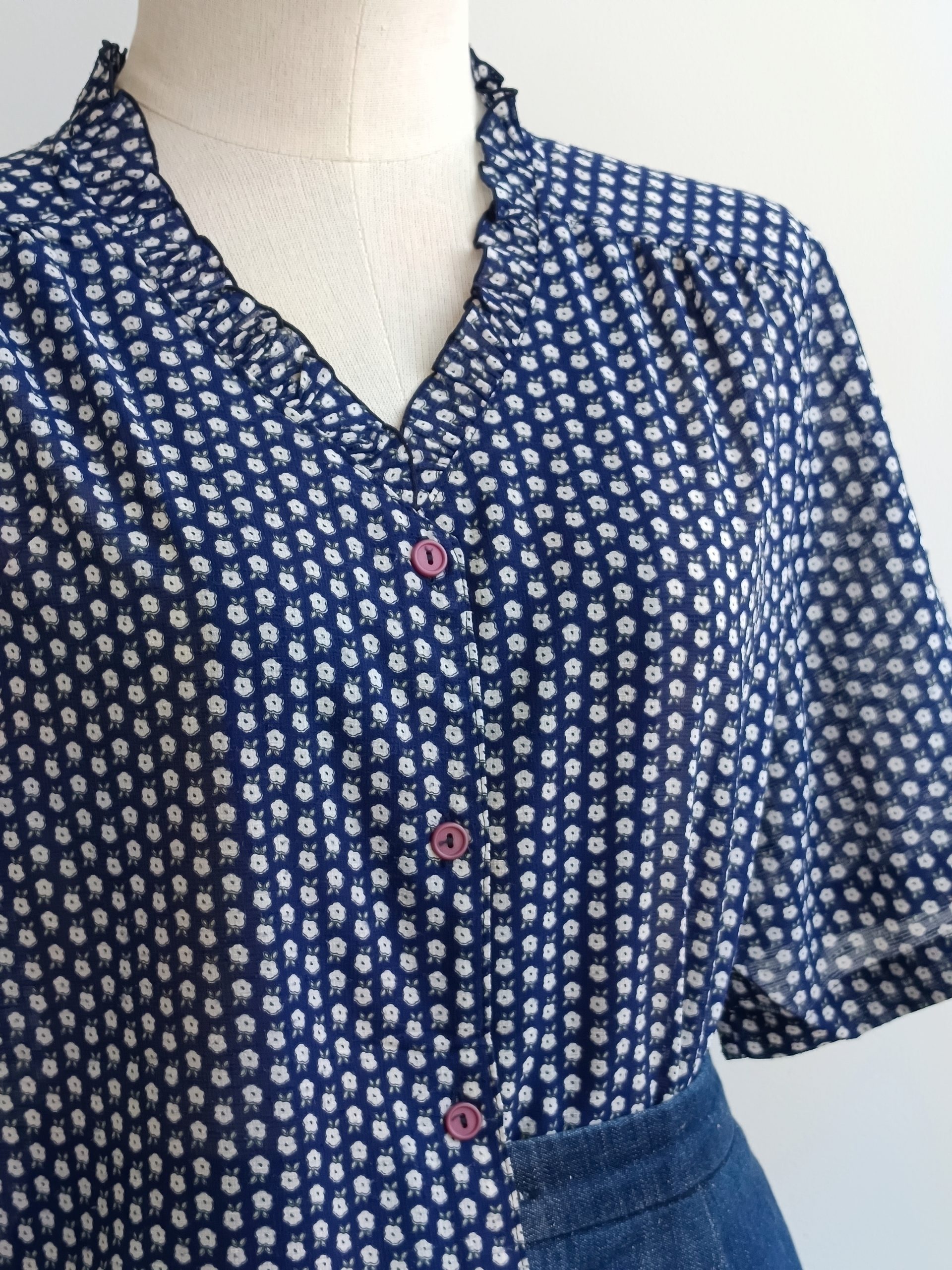 Camisa VINTAGE azul florecita blanca TALLA 42-44