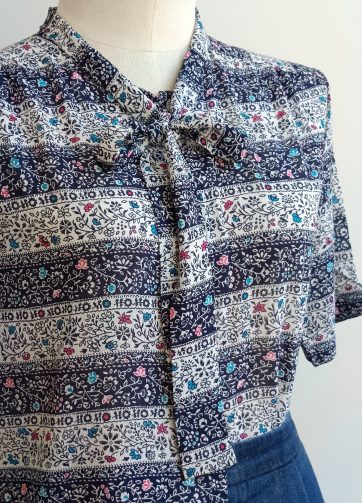 Camisa VINTAGE cenefa blanca y azul flores TALLA 34