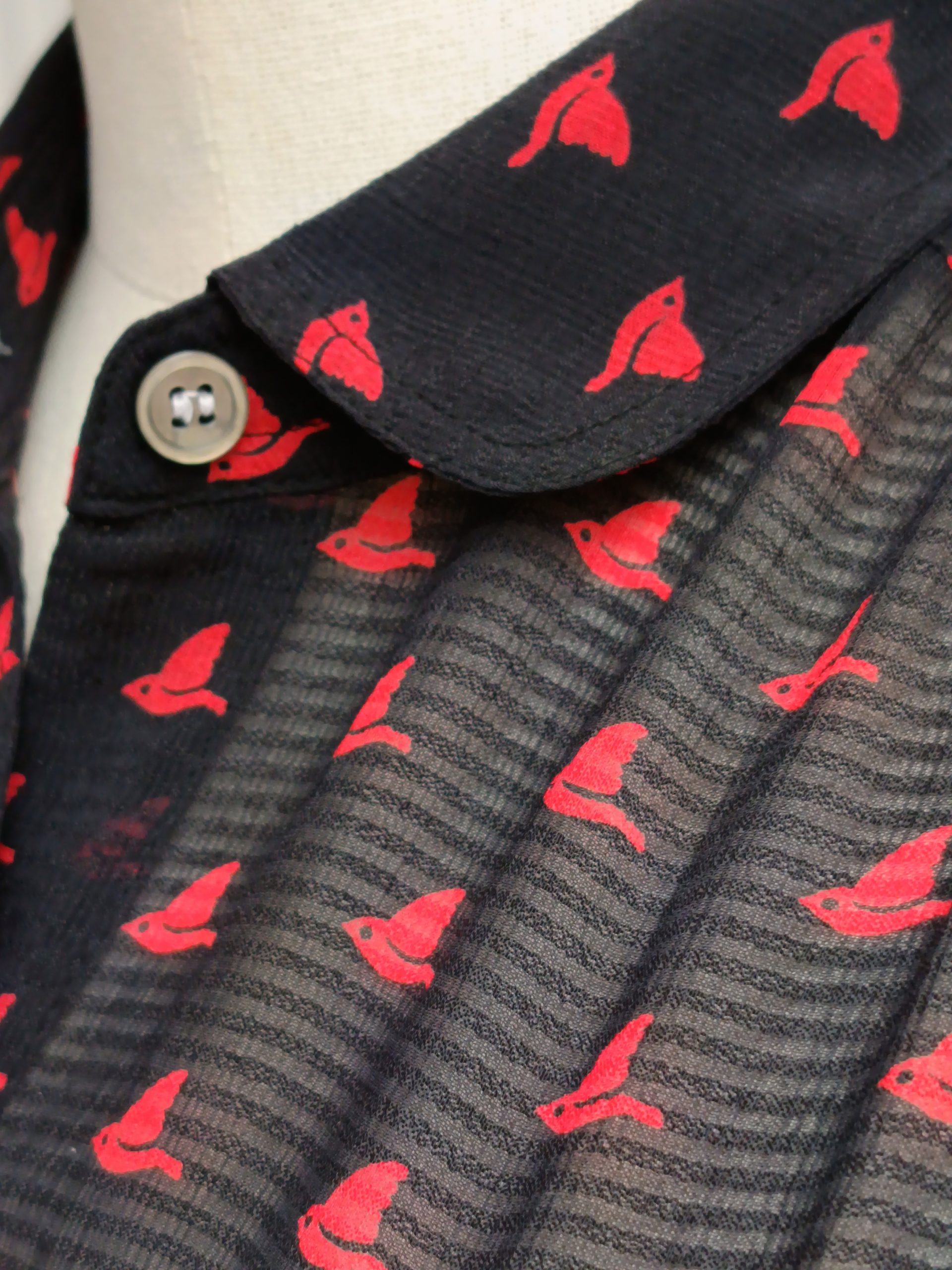Camisa VINTAGE negra pajáro rojo TALLA 38-40 - Imagen 3