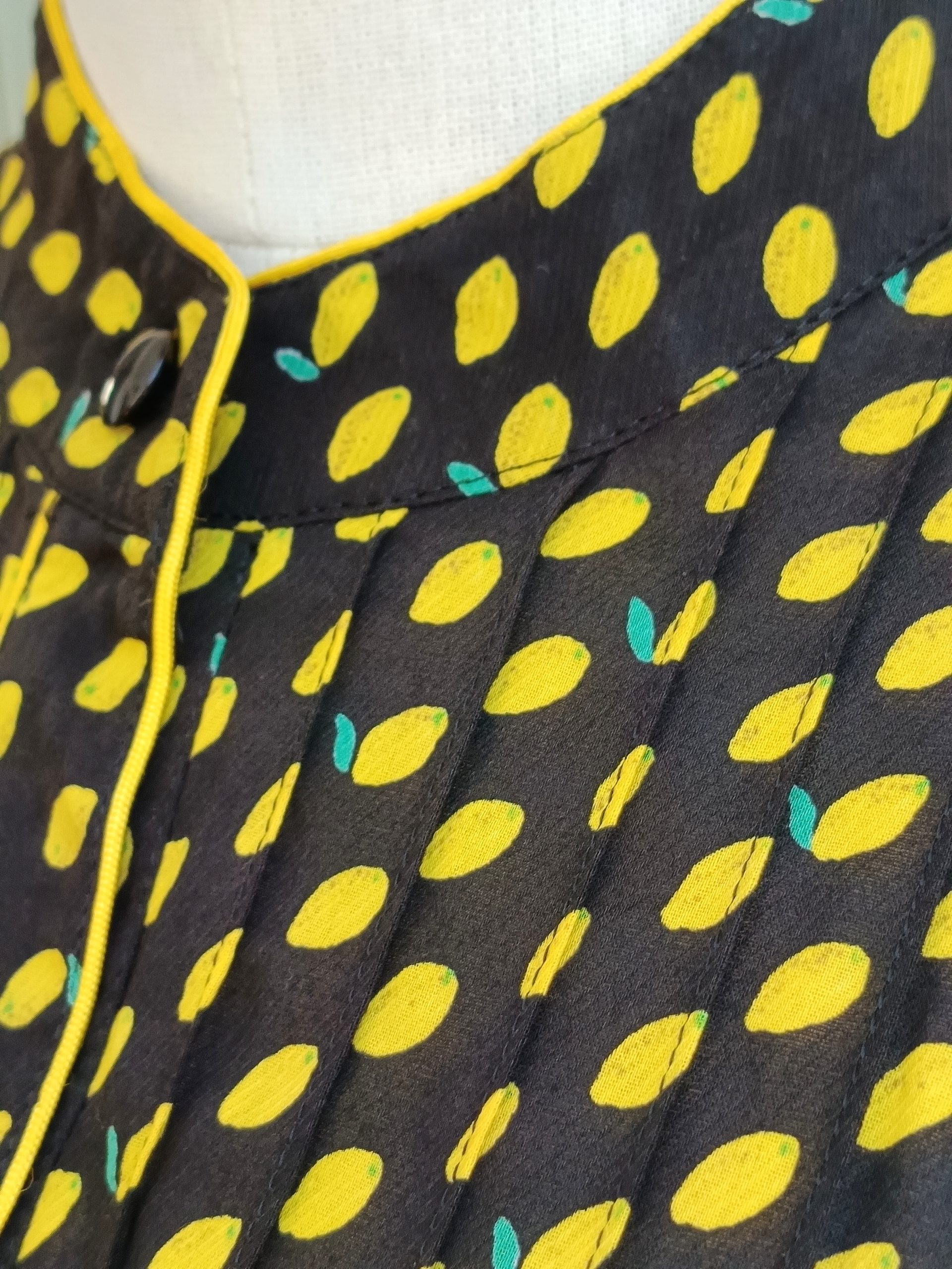 Camisa VINTAGE negra limones TALLA 38-40 - Imagen 3