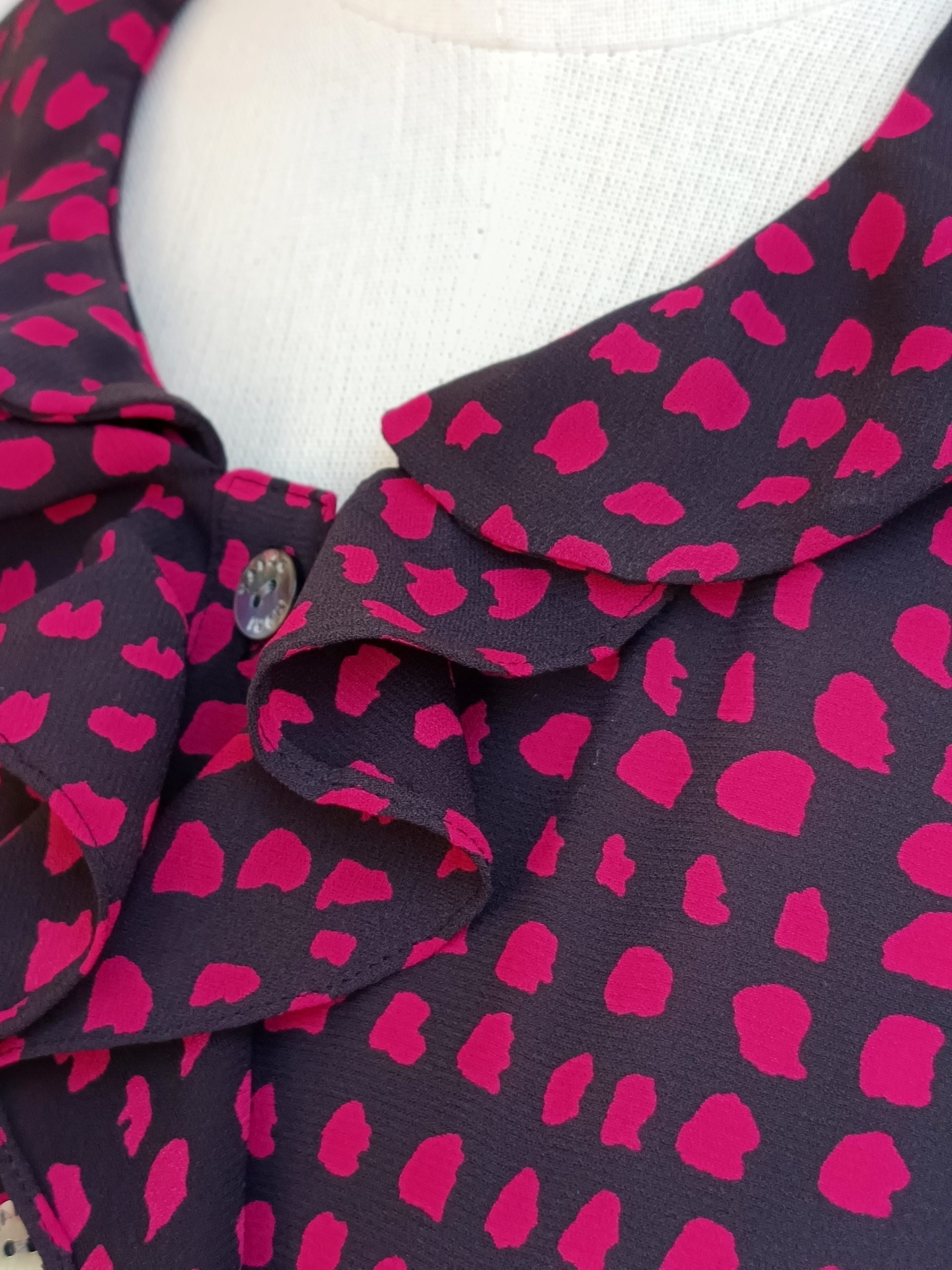 Camisa VINTAGE motas magentas volantes TALLA 36-38 - Imagen 3